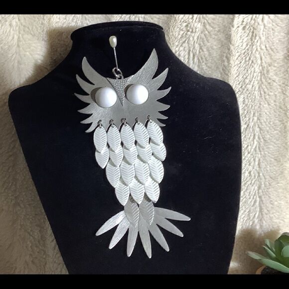 Adorable owl Pendant white and silver tone - Picture 1 of 4